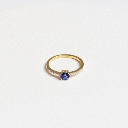 Round Tanzanite Ring with Pavé Diamonds · 0.68ct · 14K Yellow Gold