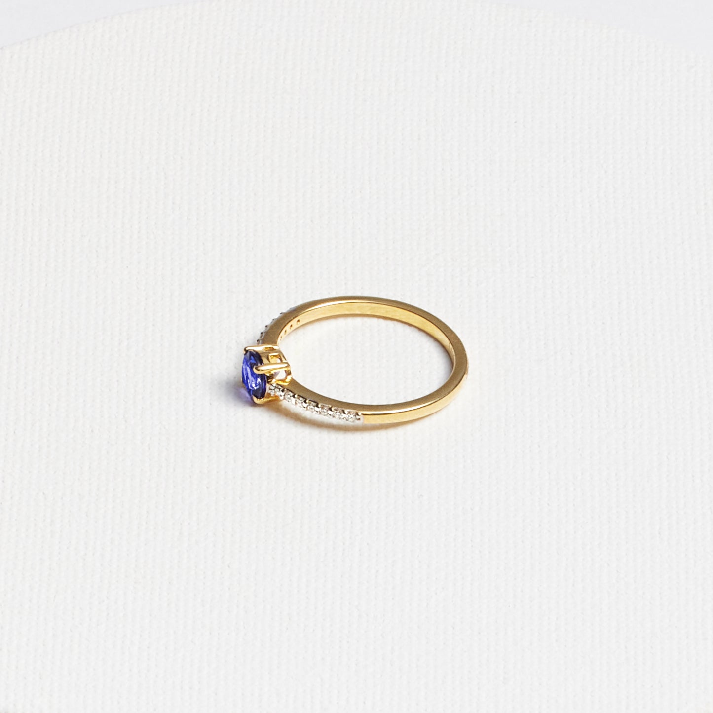 Round Tanzanite Ring with Pavé Diamonds · 0.68ct · 14K Yellow Gold